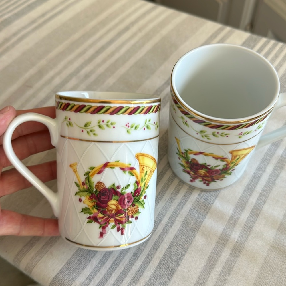 BEAUTIFUL OLD COUNTRY ROSES “Seasons of Color” coffee/tea mugs. Set of 2. EUC